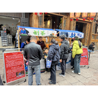 非遗盛宴启幕 技艺点亮新春 凤凰古城南边街 —— 五大非遗项目联袂展演,传承人与市民游客共赴文化之约