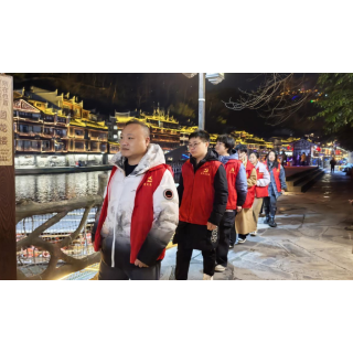 沱江镇虹桥社区:红马甲点亮新春夜 志愿者守护平安年