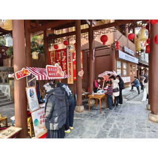 新春非遗展风采 匠心传承润边城 ——凤凰县举办非遗宣传体验活动迎新春