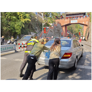 春节我在岗|凤凰交警暖心推车解民忧 守护游客平安路