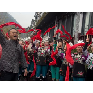 苗鼓贺新春 非遗耀古城 ——凤凰县金雷苗鼓志愿服务队非遗鼓舞展演点亮春节文旅新画卷