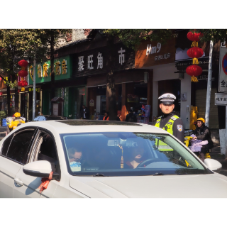 春节我在岗｜凤凰交警坚守一线 守护平安团圆路