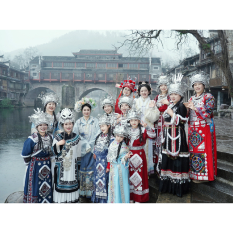 凤凰县官庄学区：定格最美芳华 致敬巾帼园丁——三八妇女节艺术照拍摄活动圆满举行