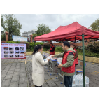 凤凰县教体系统:街头“摆摊”讲安全,校园“亮屏”润童心