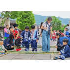 凤凰县文昌阁幼儿园开展苗族文化义卖社会实践活动