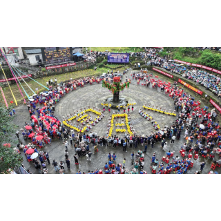 数万群众欢度山江苗族“四月八”跳花节  共绘民族团结“同心圆”