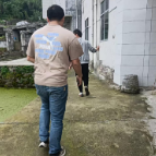 凤凰县廖家桥镇都里村:民宅现“不速之客”,村干部快速排险情