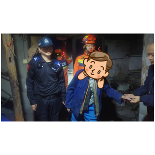 凤凰公安：八旬老人被困屋顶 公安消防联合救援
