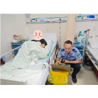 凤凰公安:上门办证暖民心,服务群众零距离