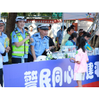 凤凰公安：绿茵竞风采 藏蓝护平安