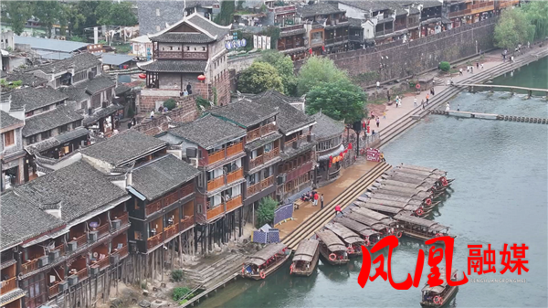 国庆中秋假期首日:凤凰古城迎客流高峰 市民游客在古城新貌中共庆双节