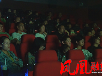 凤凰古城：国庆档电影火热上映 掀起市民观影热潮