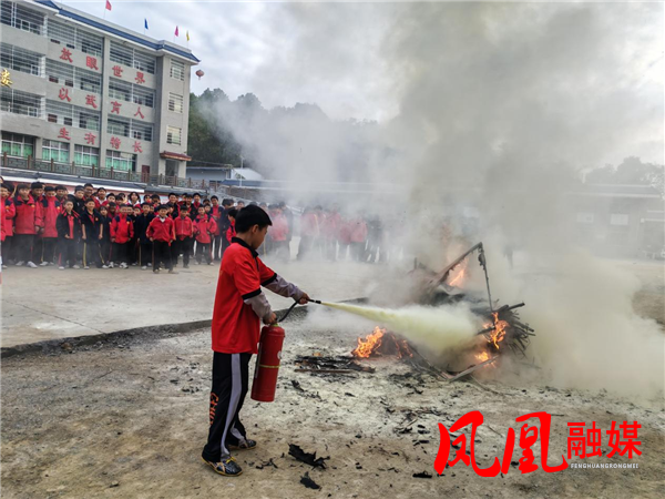 凤凰县育英民族学校成功举行校园消防演练 筑牢安全“防火墙”