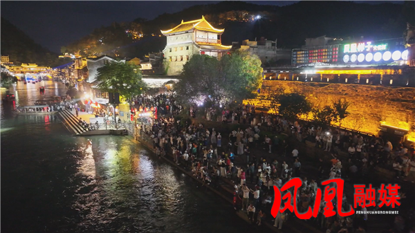 凤凰古城：夜游热度爆棚 光影烟火点亮文旅消费新图景