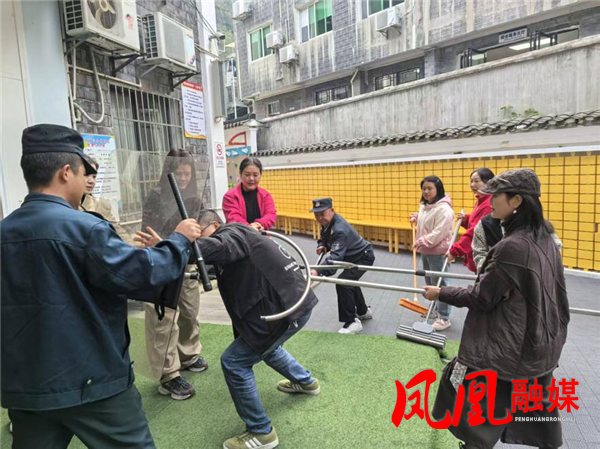 凤凰县文昌阁幼儿园开展反恐防暴演练