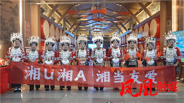 湘超烽火燃湘西:长沙队抵凤备战 湘西人民盛情相迎