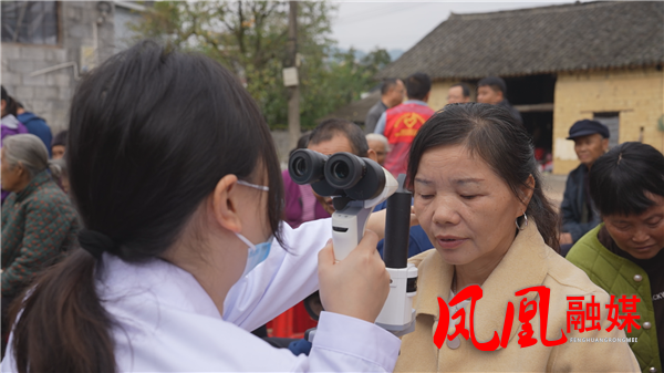 州教育考试院联合州人民医院走进凤凰县开展义诊活动