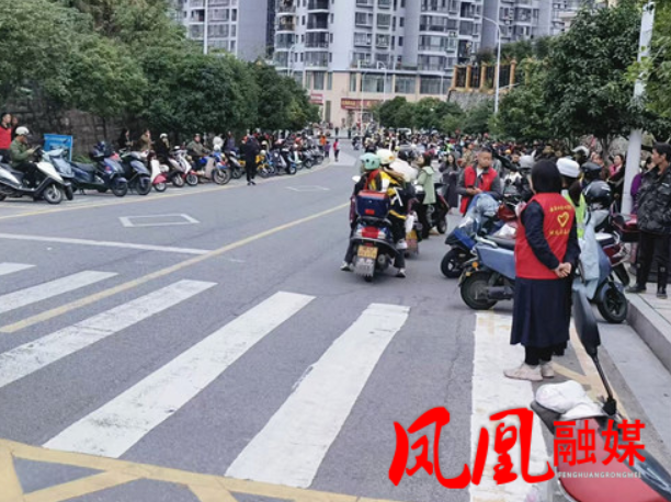 凤凰县箭道坪第三小学“护校安园”行动首日效果明显
