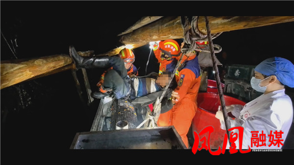 男子操作机器不慎被卡手 消防紧急救援化险为夷