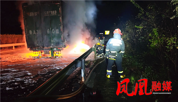 杭瑞高速一快递货车起火 多方合力化险情