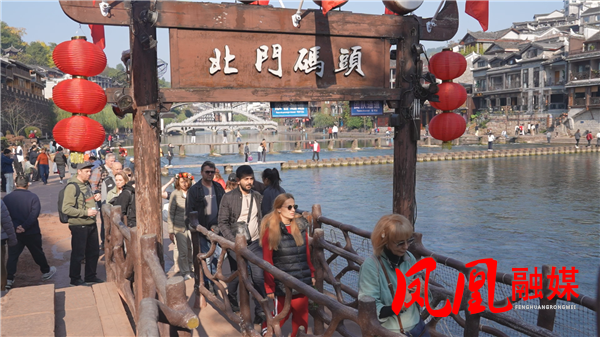 凤凰古城:迎冬季入境游高峰 年度接待入境游客超18万人次