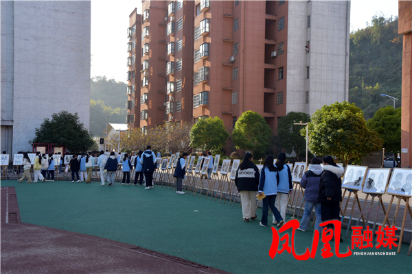 凤凰职中举办2025年工艺美术专业学生作品展