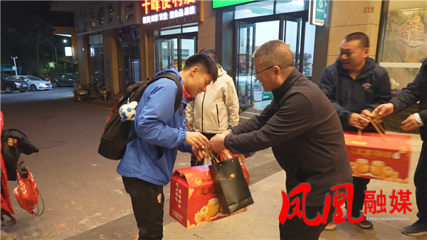 “湘超”来了:湘潭队做客湘西 湘西人民盛情相迎