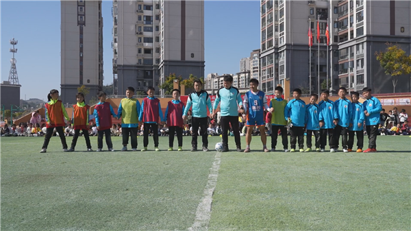 湘超湘西队球员李昊阳重返母校与学子共燃足球梦