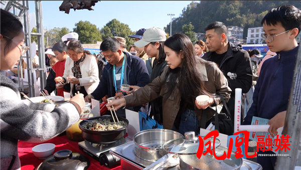湘超赛场飘香"凤凰一桌菜" 苗家美食引燃球迷味蕾