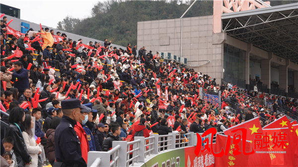 “绿茵传情 湘疆同心——跨越山海的足球之约”十八洞村球迷团助威吐鲁番队