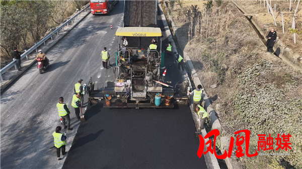 凤凰：G354凤凰段大修火热进行 奋力打造最美西进公路