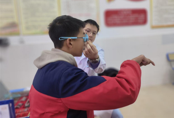 凤凰县廖家桥学区：中石化暖心赞助 爱心配镜进校园