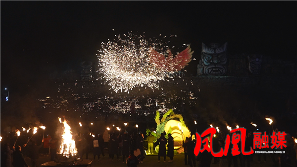 湘疆情融凤凰夜 新疆吐鲁番足球队体验湘西民俗盛宴