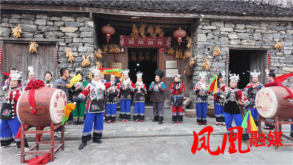 山江镇举办过苗年暨“绣山江”非遗集市活动