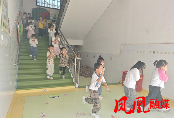 凤凰县箭道坪幼儿园:萌娃“童”心学消防安全疏散“练”真章