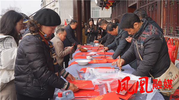 凤凰县书协和摄协举行年会暨惠民实践活动