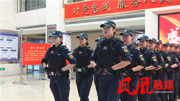 凤凰县公安局举行“凤飞”女警护航队授旗仪式