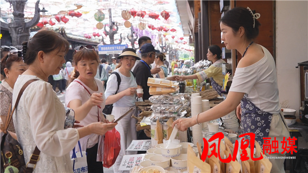 假期首日人气旺!凤凰古城翠翠街迎来文旅消费热潮