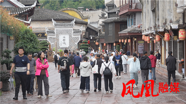 凤凰古城迎来国庆出游热潮 游客沉浸式邂逅湘西文脉