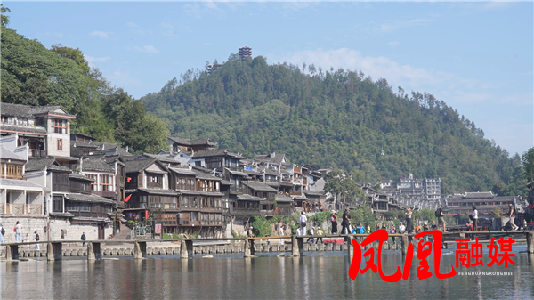 凤凰古城:周末短途游人气旺 游客尽享慢时光
