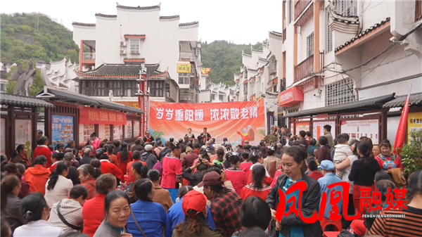 凤凰县虹桥社区开展重阳敬老活动