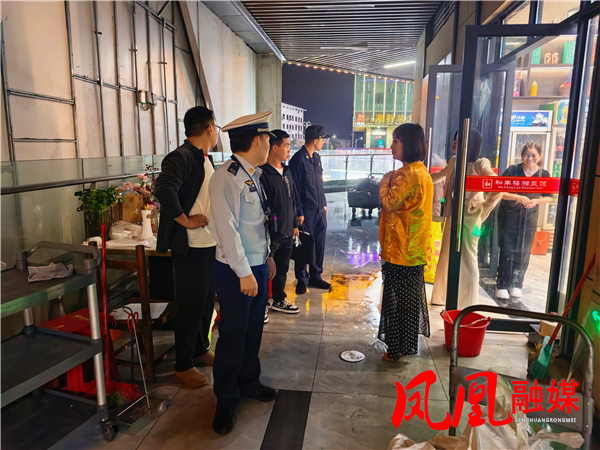  凤凰消防深入人员密集场所开展夜间排查