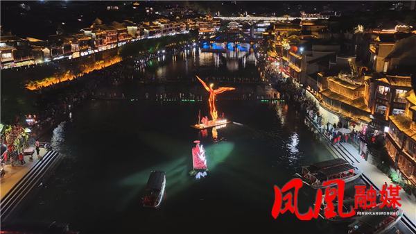 夜游凤凰古城 点燃国庆假日热潮