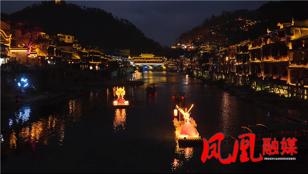 新春走基层丨凤凰古城：游客体验新春多彩非遗民俗活动