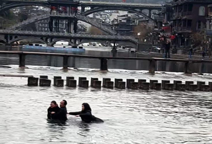 凤凰古城:0℃水温下 船工勇救落水儿童