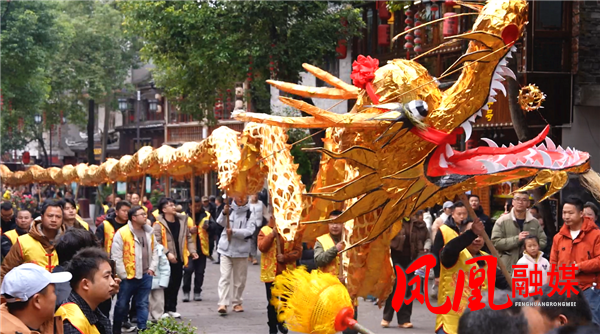 神秘湘西过大年| 凤凰古城:游客市民品年俗 看表演 热热闹闹过新年