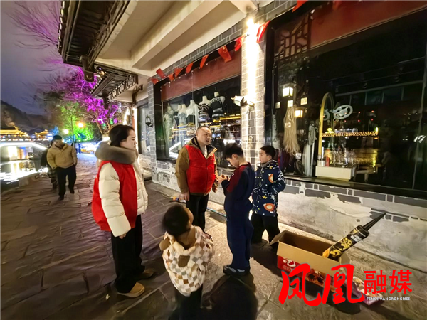 凤凰县沱江镇虹桥社区：人大代表化身守夜人，守护万家庆新春