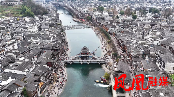 神秘湘西过大年|凤凰古城:迎客流高峰 春节假期前三日接待游客超17万人次