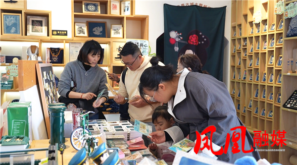 神秘湘西过大年|凤凰古城：文创产品热销 非遗焕发新活力