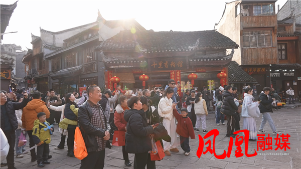 神秘湘西过大年|初五迎财神 凤凰古城民宿热度不减 品质服务赢口碑